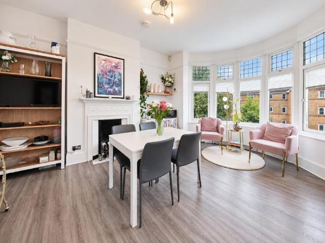 Flat for sale in Childs Hill, Greater London