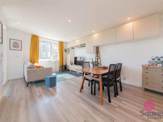 Flat for sale in Mill Hill, Greater London