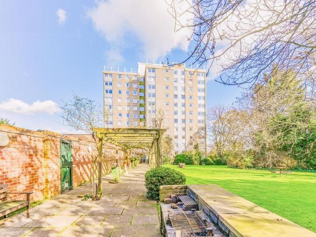 Flat for sale in Penge, Greater London