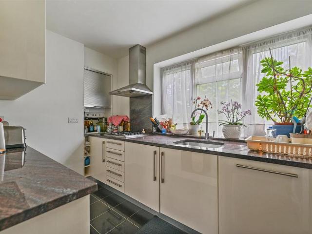 Flat for sale in West Hampstead, Greater London