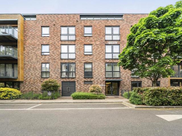 Flat for sale in Little Stanmore, Greater London