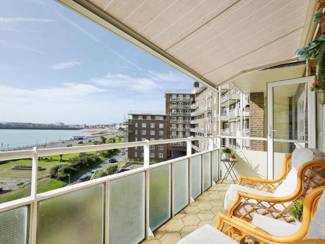 Flat for sale in Clarendon, Ash