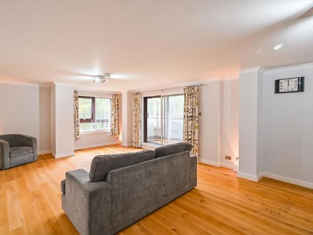 Flat for sale in Ratcliffe, Shadwell