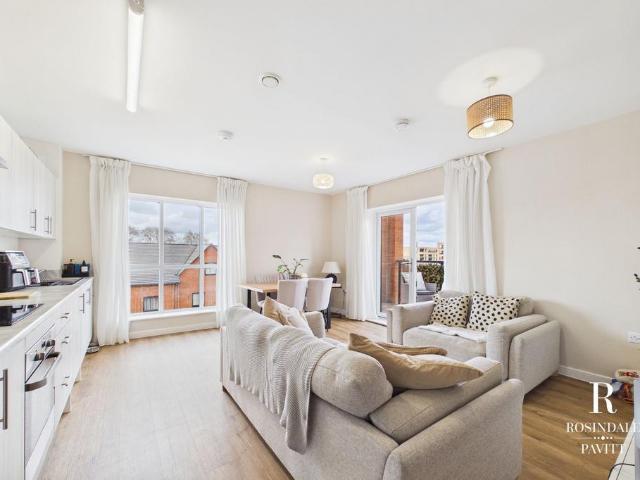 Flat for sale in Hackbridge, Greater London