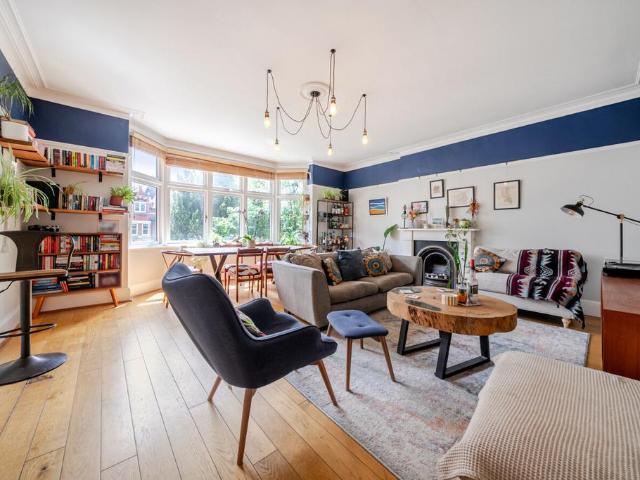 Flat for sale in Streatham, Greater London