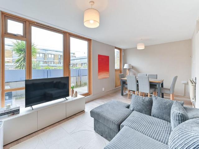 Flat for sale in Stockwell, Greater London