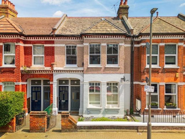 Flat for sale in Furzedown, Greater London