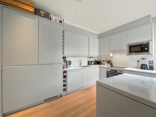Flat for sale in Clapham Junction, Greater London