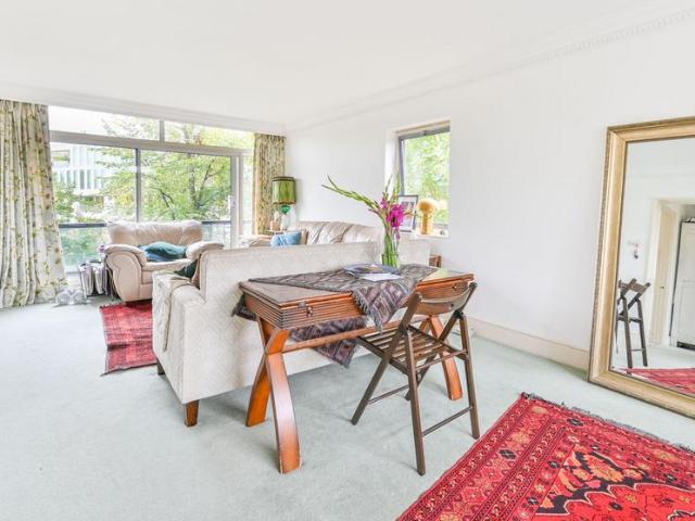 Flat for sale in Kensington, Greater London