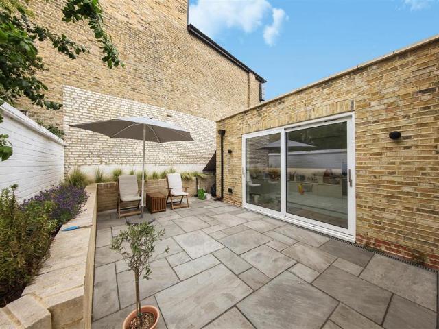 Flat for sale in Clapham Junction, Greater London