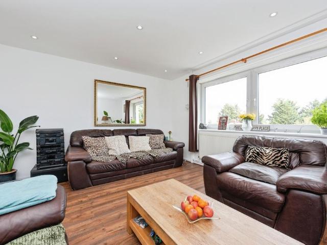 Flat for sale in Whitton, Greater London