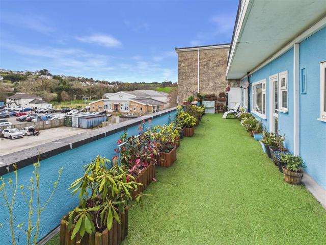 Flat for sale in Saundersfoot, Wales