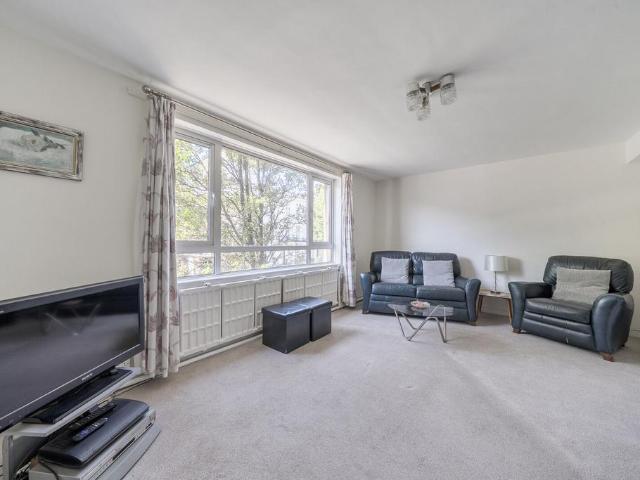 Flat for sale in Brompton, Greater London