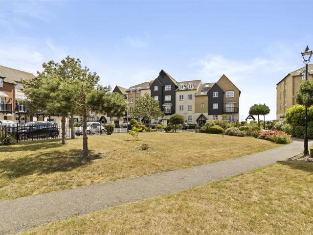 Flat for sale in Crumbles, Eastbourne