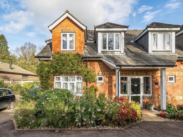 Flat for sale in Little Stanmore, Greater London