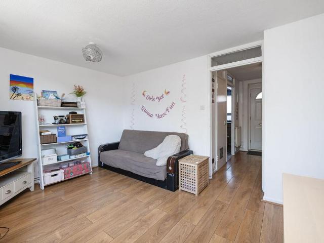 Flat for sale in Ratcliffe, Stepney