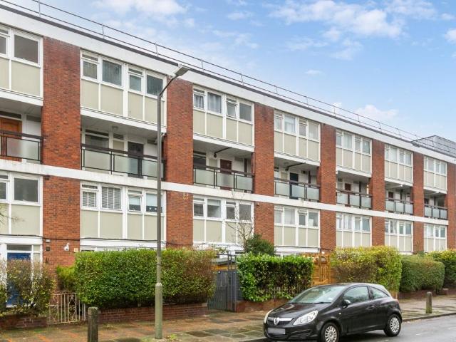 Flat for sale in Battersea, Greater London
