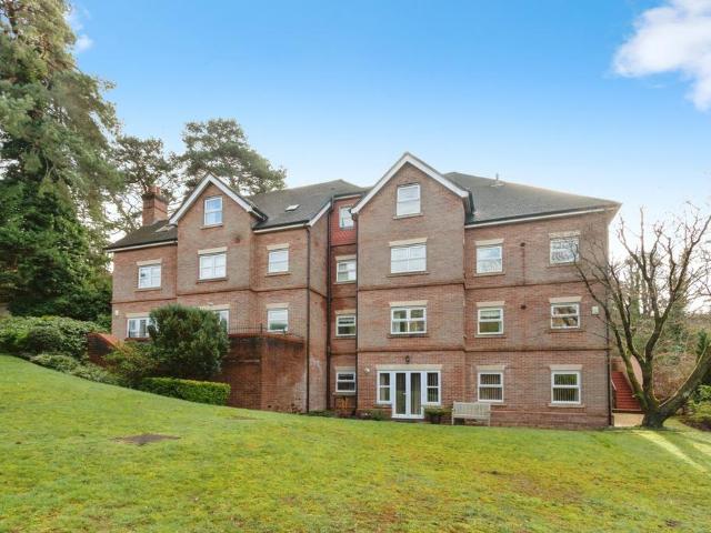 Flat for sale in Heol-las, Surrey