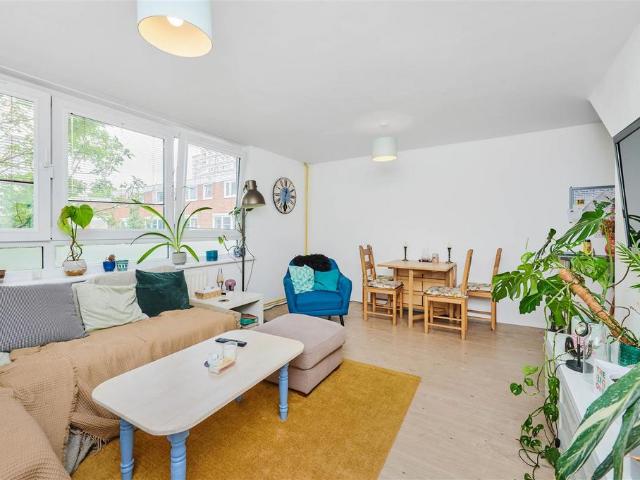 Flat for sale in Battersea, Greater London