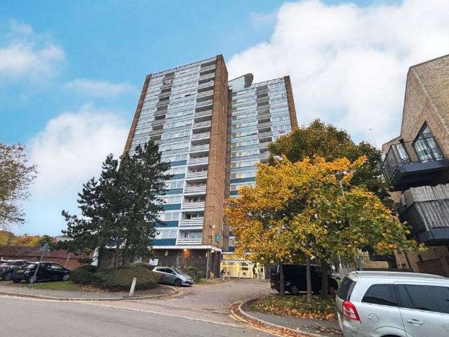 Flat for sale in North Watford, Hertfordshire