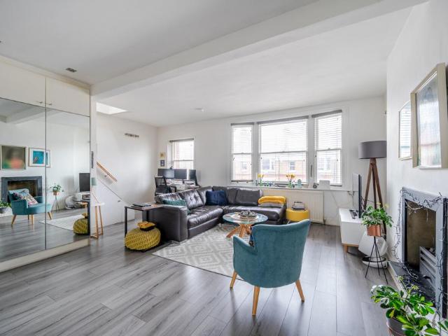 Flat for sale in Kilburn, Greater London