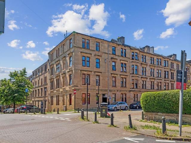 Flat for sale in Dowanhill, Scotland