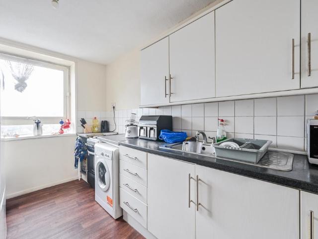 Flat for sale in Isle Of Dogs, Greater London