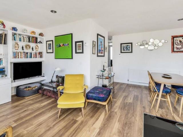 Flat for sale in Golders Green, Greater London