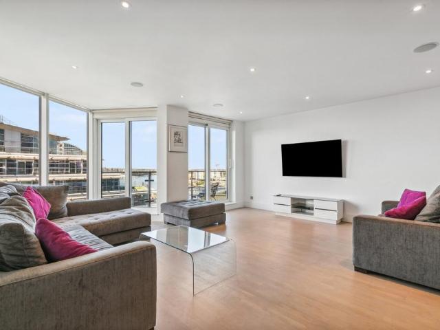Flat for sale in Wandsworth, Greater London