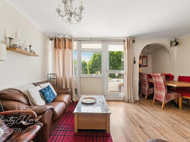 Flat for sale in Poplar Grove, Greater London
