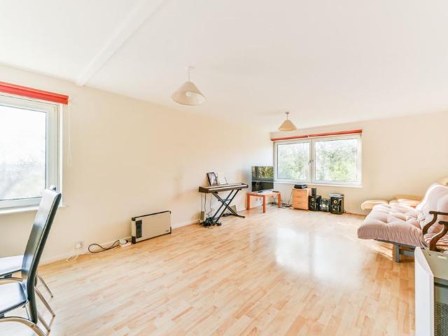 Flat for sale in Penge, Greater London