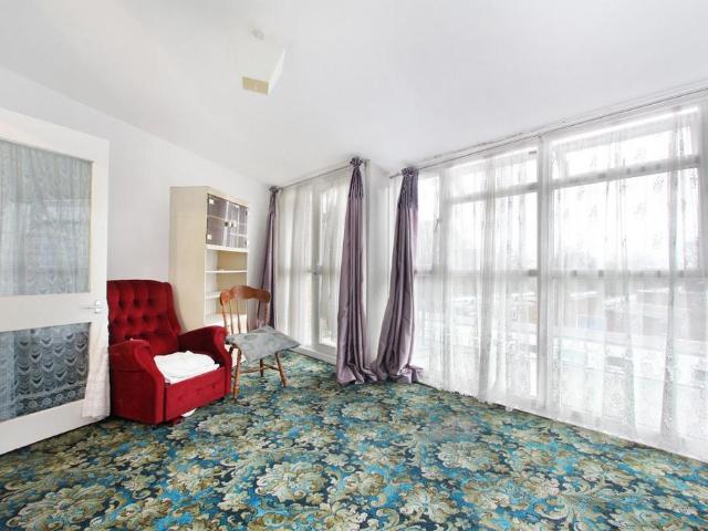 Flat for sale in Tulse Hill, Greater London