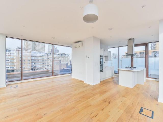 Flat for sale in Battersea, Greater London