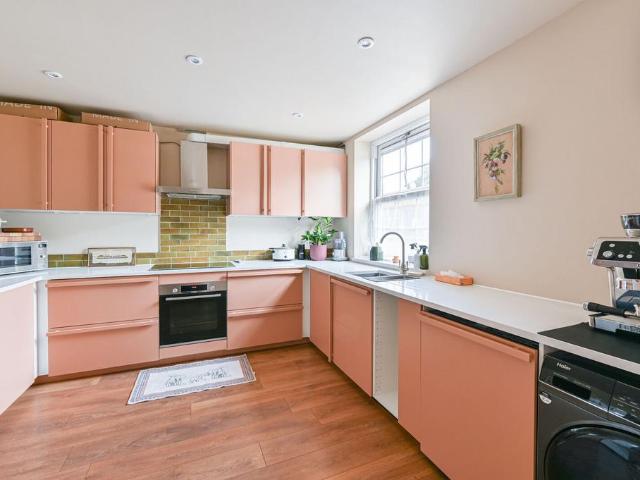 Flat for sale in Abbeville Village, Greater London
