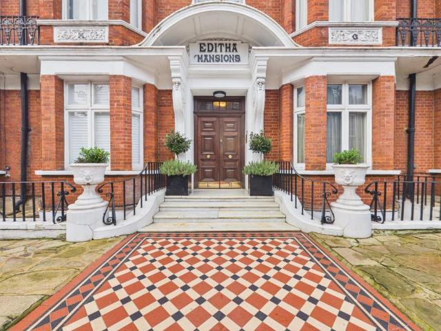 Flat for sale in Brompton, Greater London