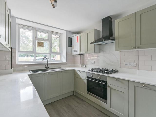 Flat for sale in Furzedown, Greater London