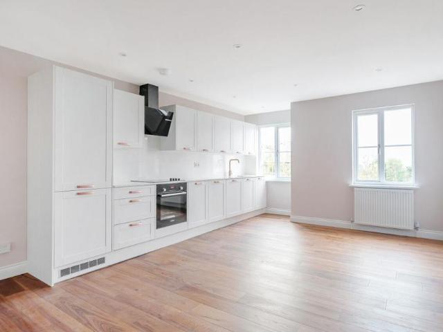 Flat for sale in Wealdstone, Greater London