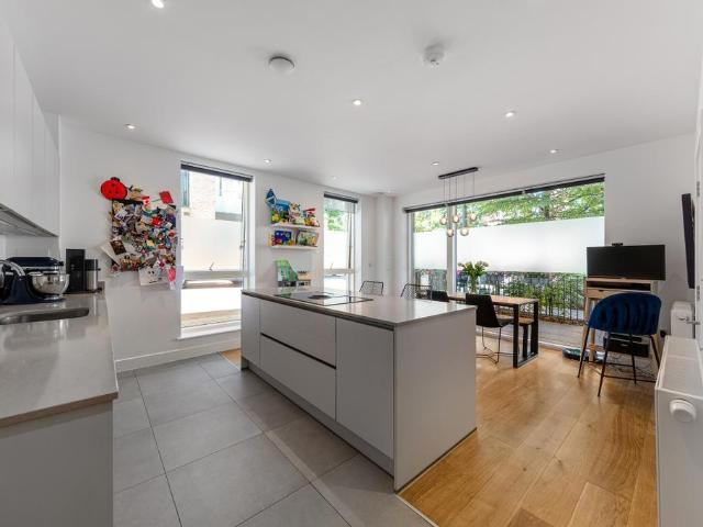 Flat for sale in East Greenwich, Greater London