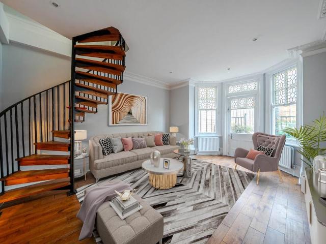 Flat for sale in West Dulwich, Greater London