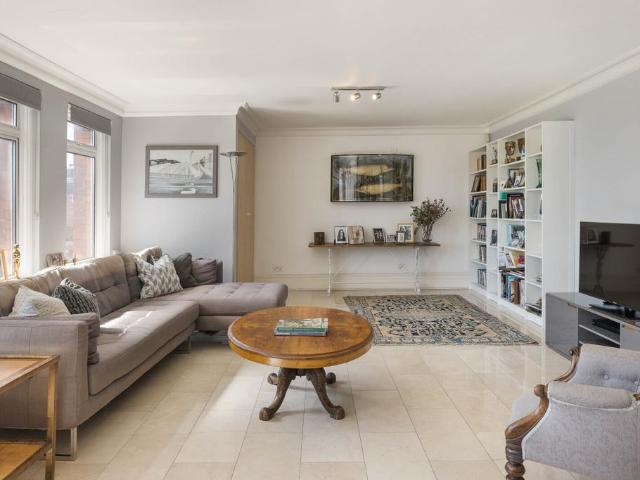 Flat for sale in Kensington, Greater London