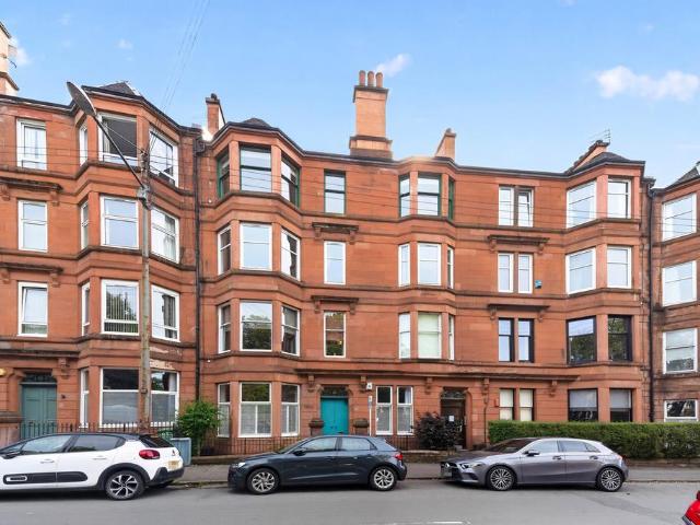 Flat for sale in Crosshill, Scotland