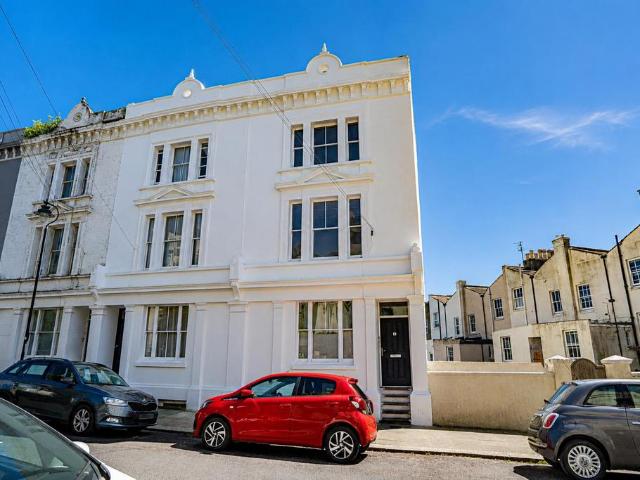 Flat for sale in Bohemia, Guestling Green