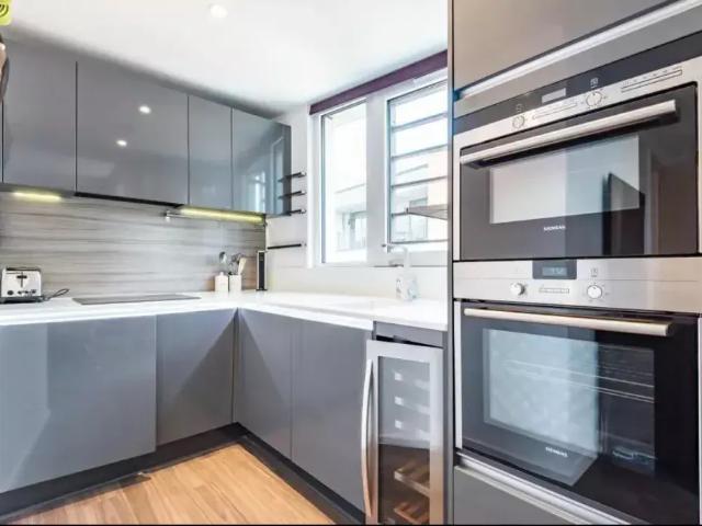 Flat for sale in Wandsworth, Greater London