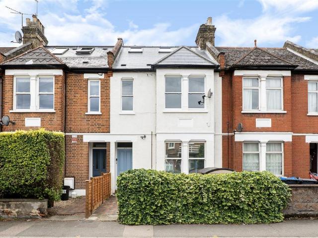 Flat for sale in London Borough of Merton, Raynes Park