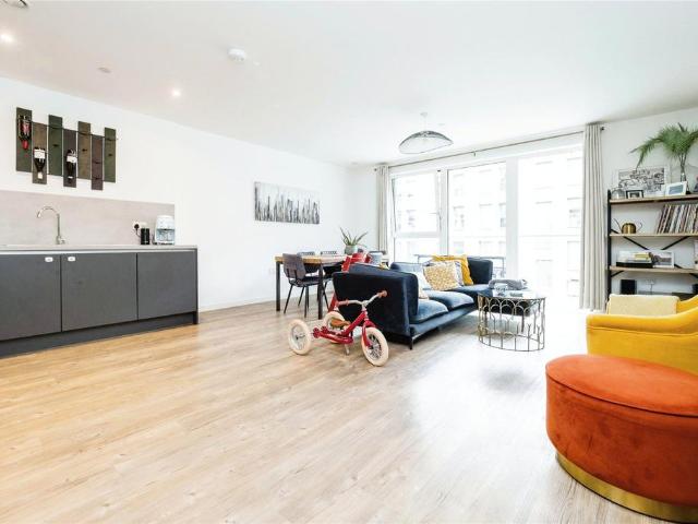 Flat for sale in Upton Park, Greater London