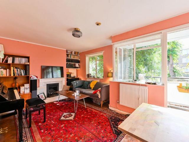 Flat for sale in Stockwell Park, Greater London
