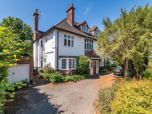 Flat for sale in Surbiton, Greater London