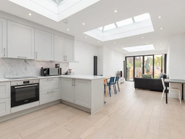 Flat for sale in Wimbledon Park, Greater London