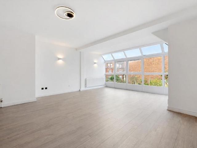 Flat for sale in South Hampstead, Greater London