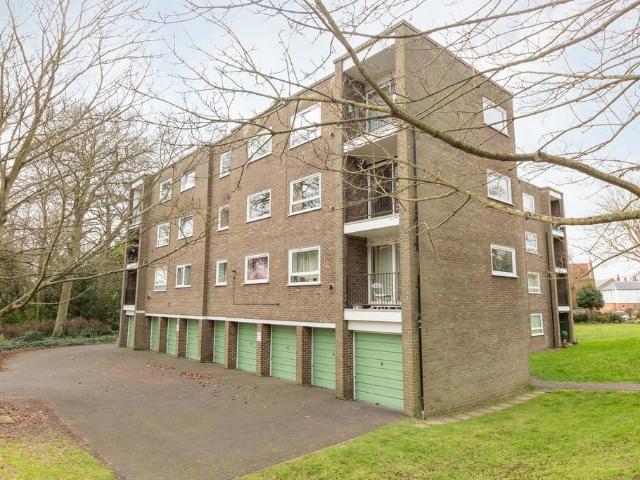 Flat for sale in Acol, Kent